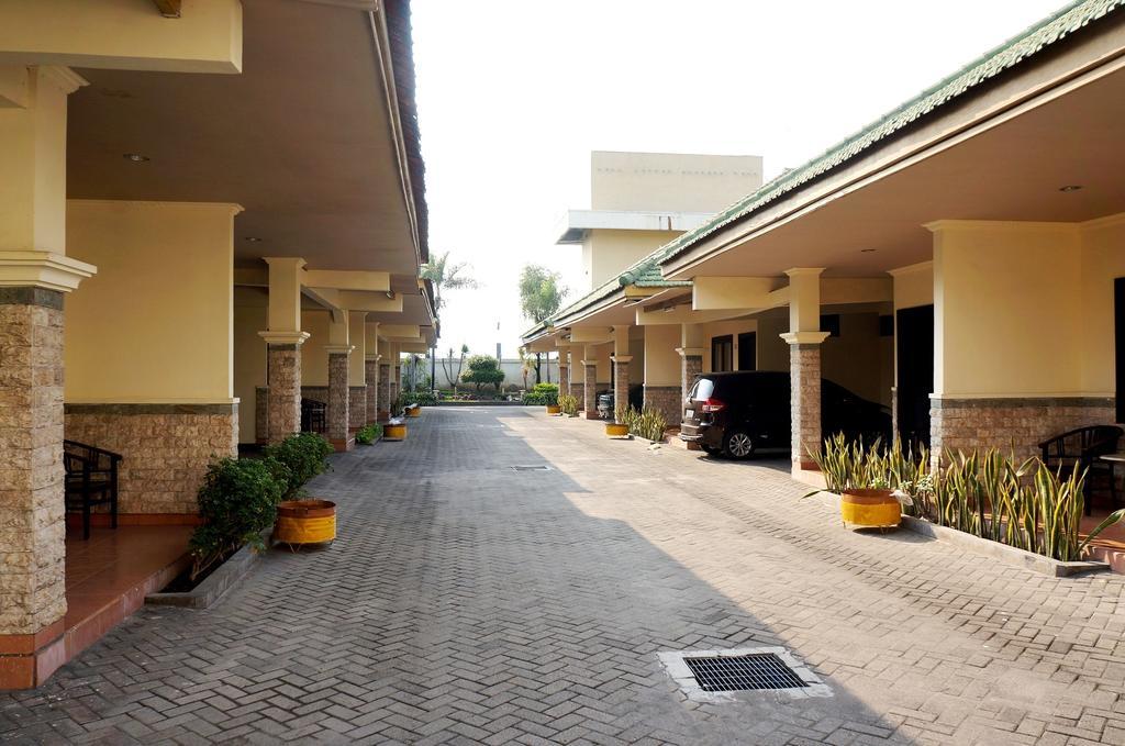 Adisurya Hotel Kediri  Kültér fotó